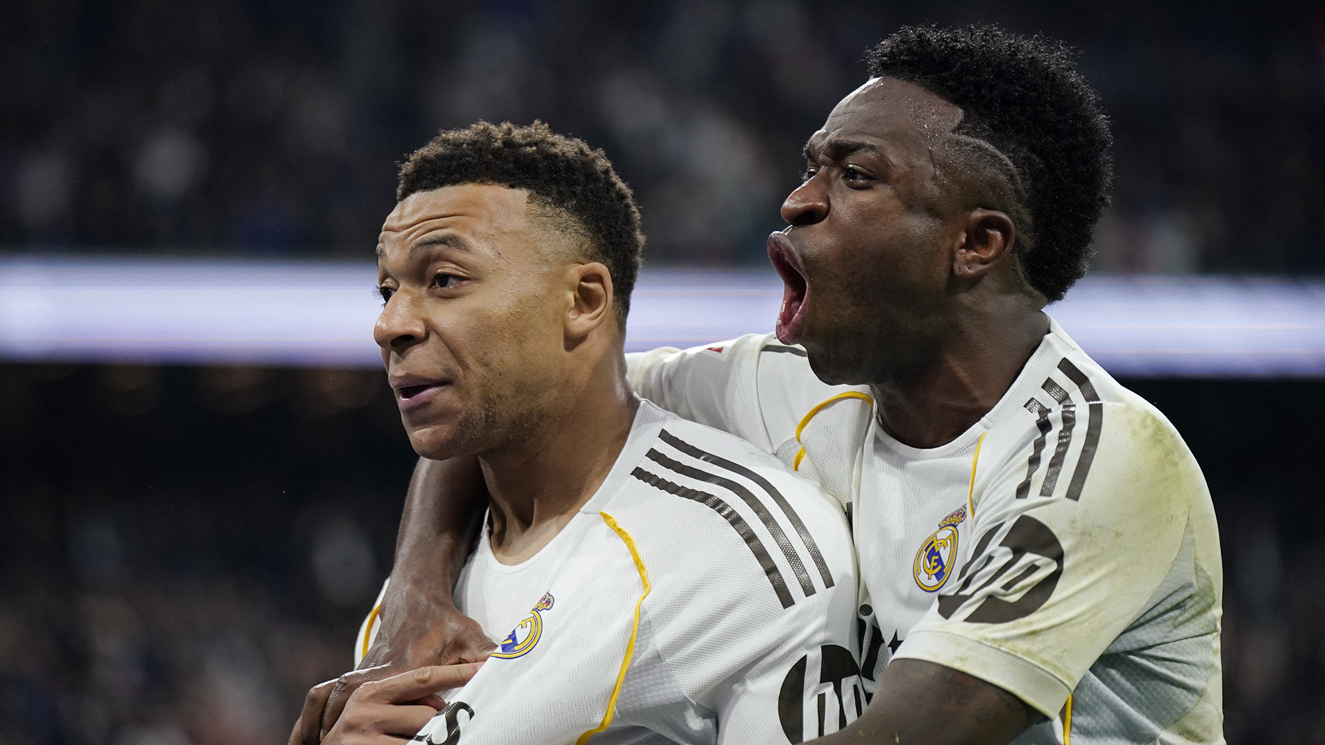 Vinicius y Kylian Mbappé festejan un gol durante un partido con el Real Madrid.
